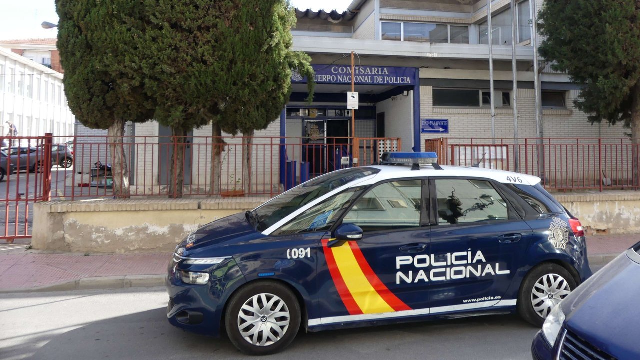 Coche de la Policía en la Comisaría de Molina de Segura