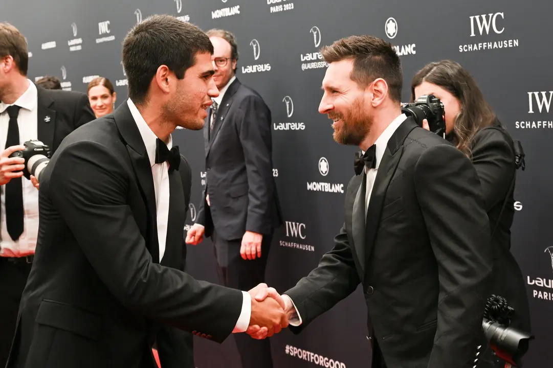 Carlos Alcaraz y Leo Messi se saludan, antes del comienzo de la gala de los Premios Laureus (foto: Twitter)