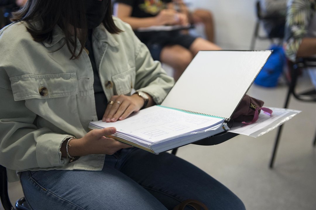 Una estudiante lee sus apuntes (foto: La 7)