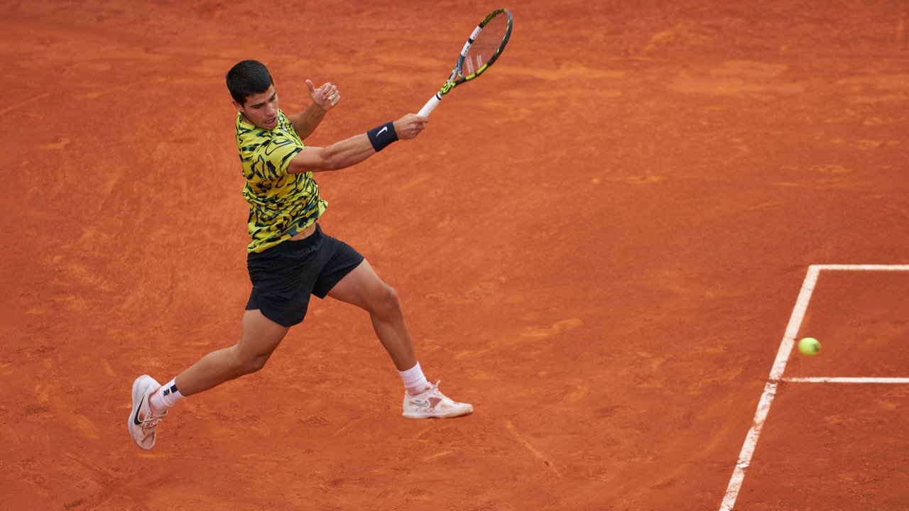 Carlos Alcaraz devuelve un golpe en la final del Mutua Madrid Open