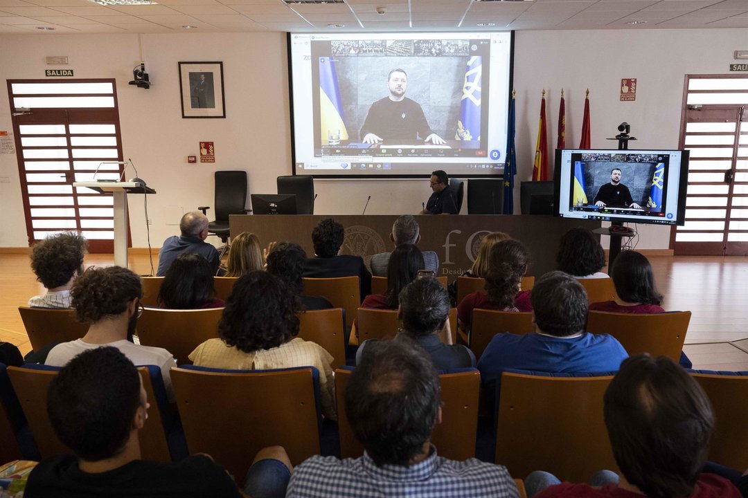 Estudiantes de la Universidad de Murcia atienden al presidente de Ucrania, Volodímir Zelenski, durante la videoconferencia (foto: Universidad de Murcia)