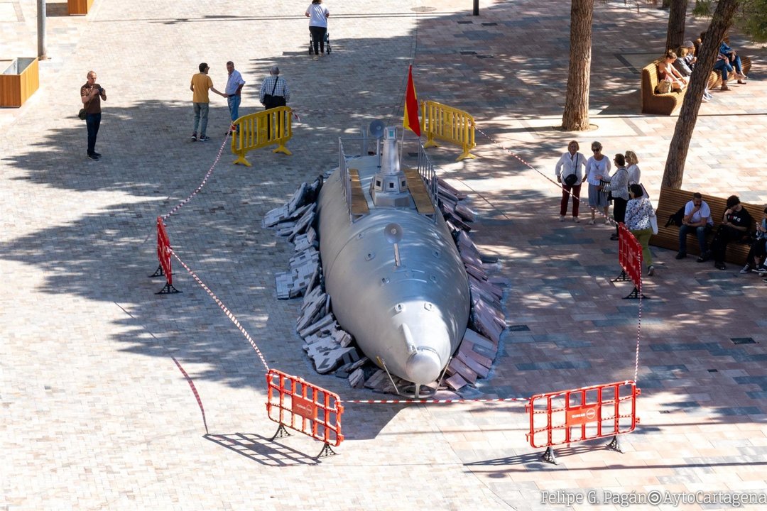 La réplica a escala real del prototipo del submarino de Isaac Peral, que ya se instaló en el centro de Madrid, está en la plaza Juan XXIII con motivo de Mucho Más Mayo y La Noche de los Museos (foto: Ayuntamiento de Cartagena)