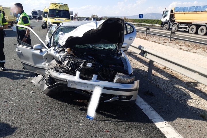 Estado de uno de los vehículos involucrados en el accidente de la A-P7 a la altura de Lorquí (foto: 112 Región de Murcia)