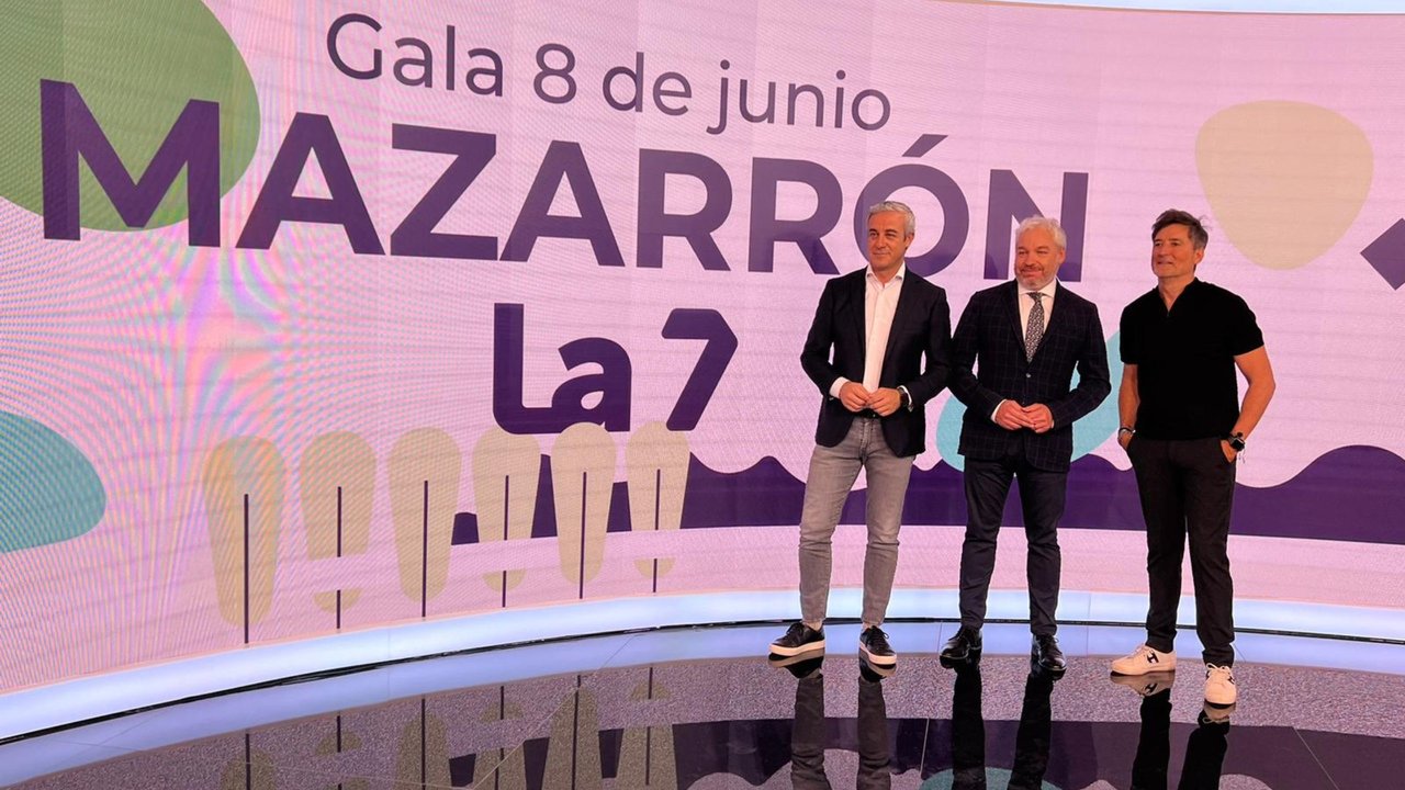 De izq. a der., Antonio Peñarrubia, director general de La 7, Ginés Campillo, primer teniente de alcalde de
Mazarrón; y Antonio Hidalgo, presentador de la gala