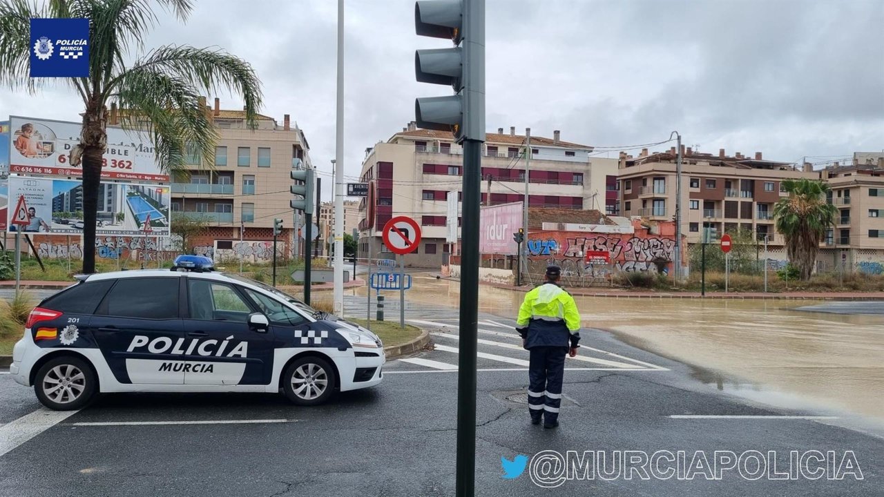Corte de tráfico en la avenida Reino de Murcia