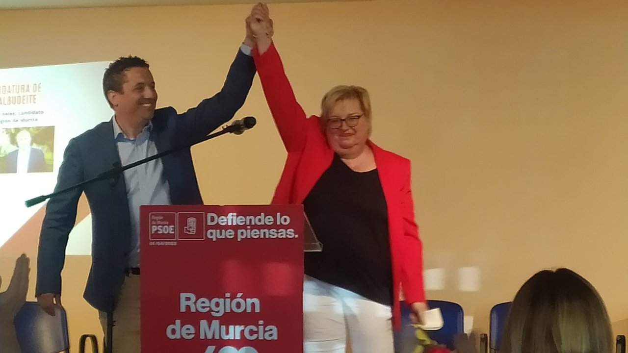 Héctor Antonio Martínez (izq.) e Isabel Peñalver Neuhauser, en un acto del PSOE
