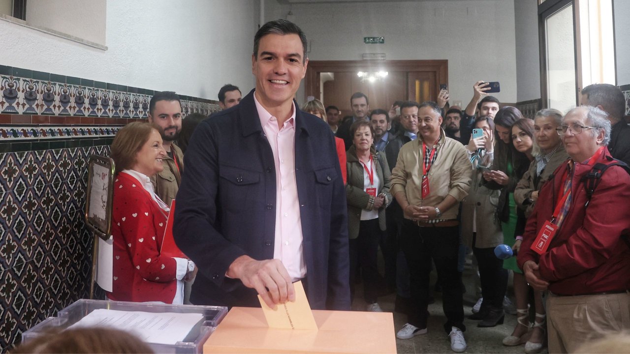 Pedro Sánchez, en el momento de emitir el voto