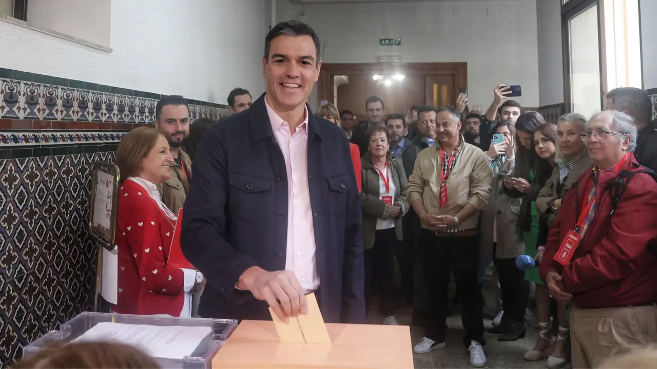 Pedro S&aacute;nchez, en el momento de emitir el voto