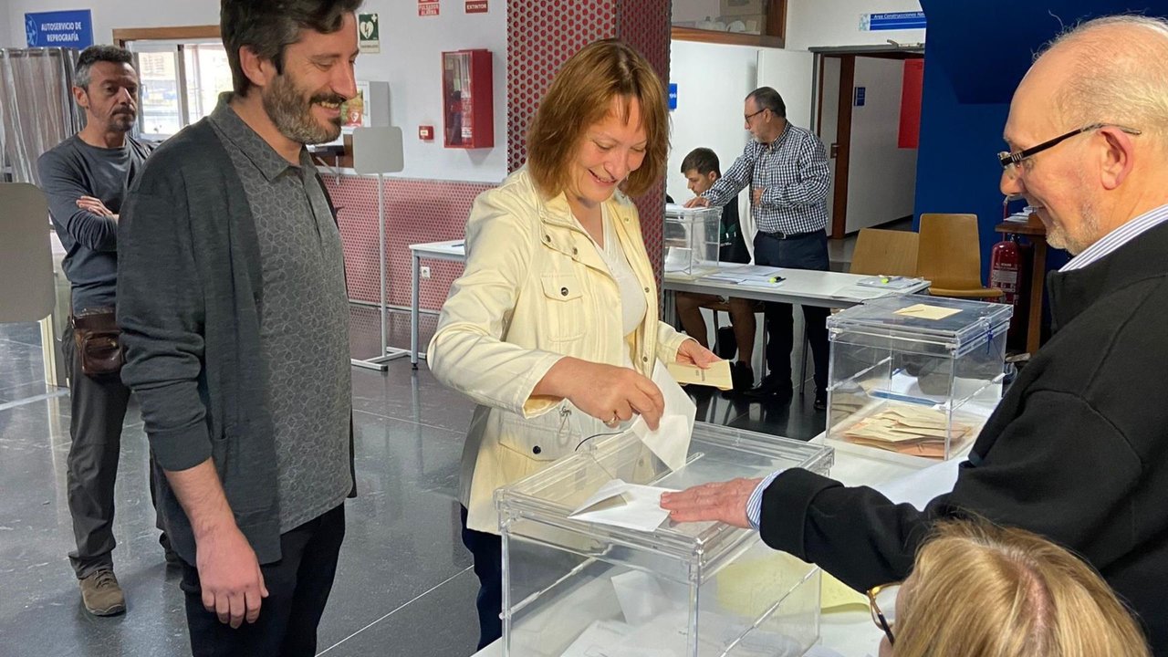 La candidata a la presidencia de la Comunidad, María Marín, ejerce su derecho a voto en la UPCT