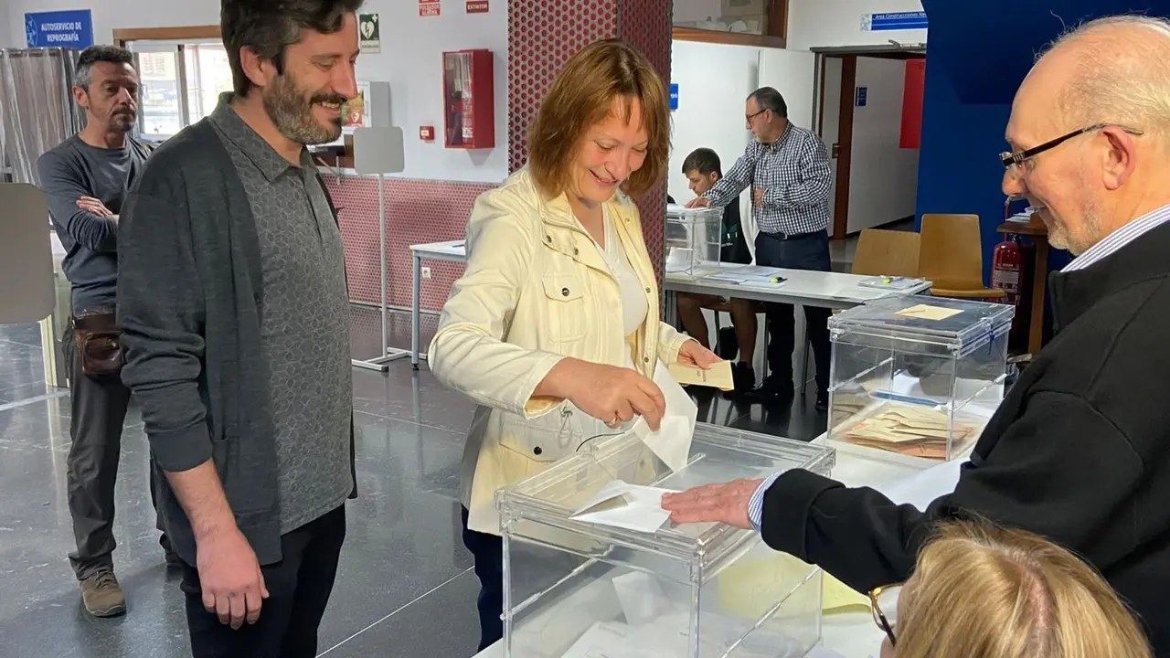 La candidata a la presidencia de la Comunidad, Mar&iacute;a Mar&iacute;n, ejerce su derecho a voto en la UPCT