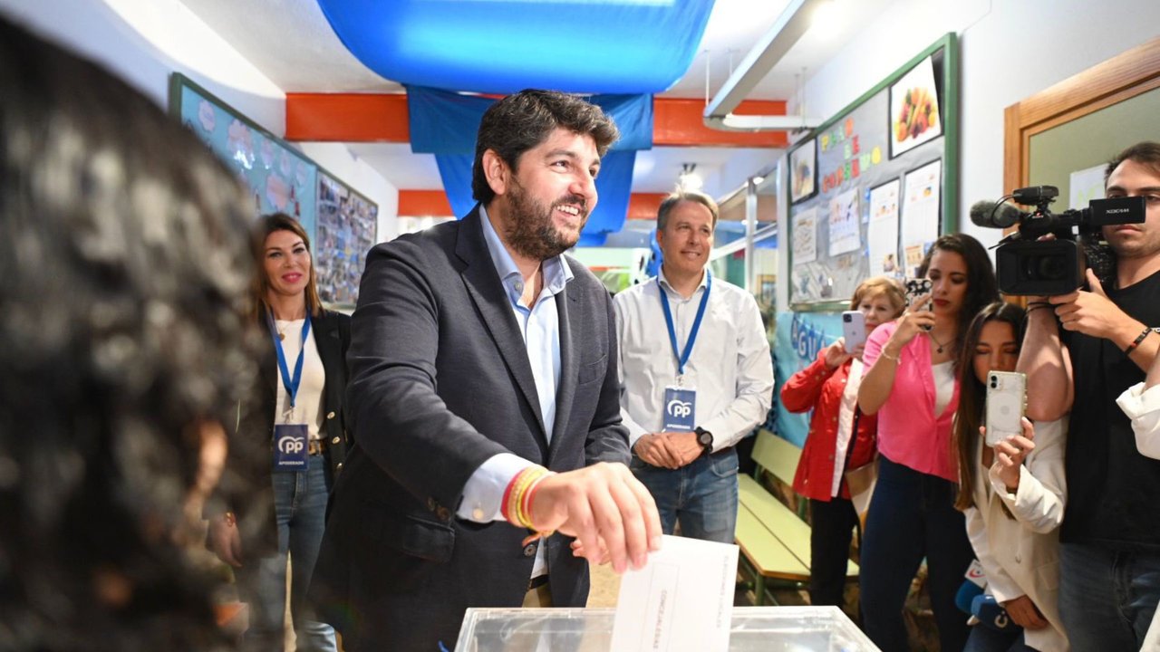 López Miras, votando en Lorca