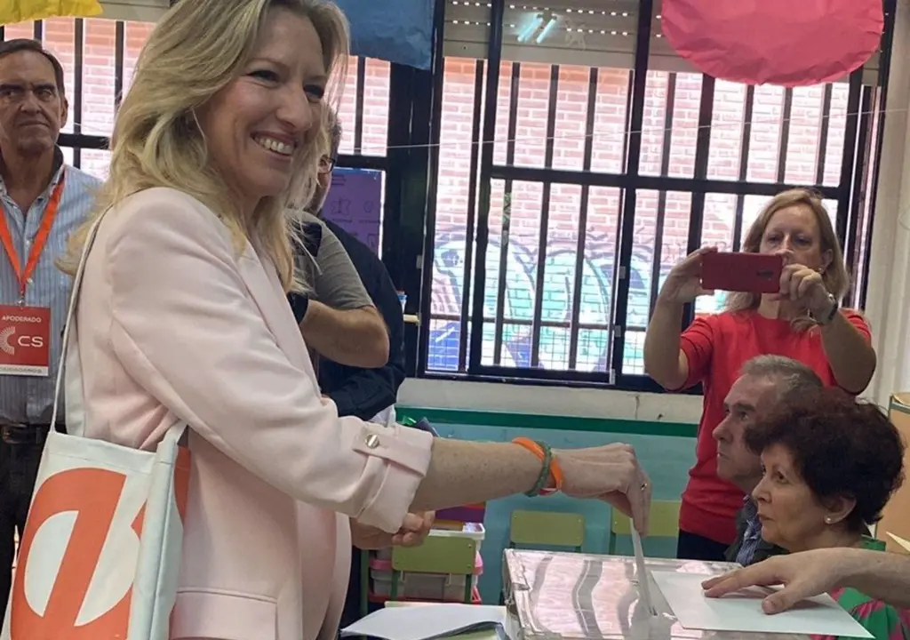 Mar&iacute;a Jos&eacute; Ros, votando