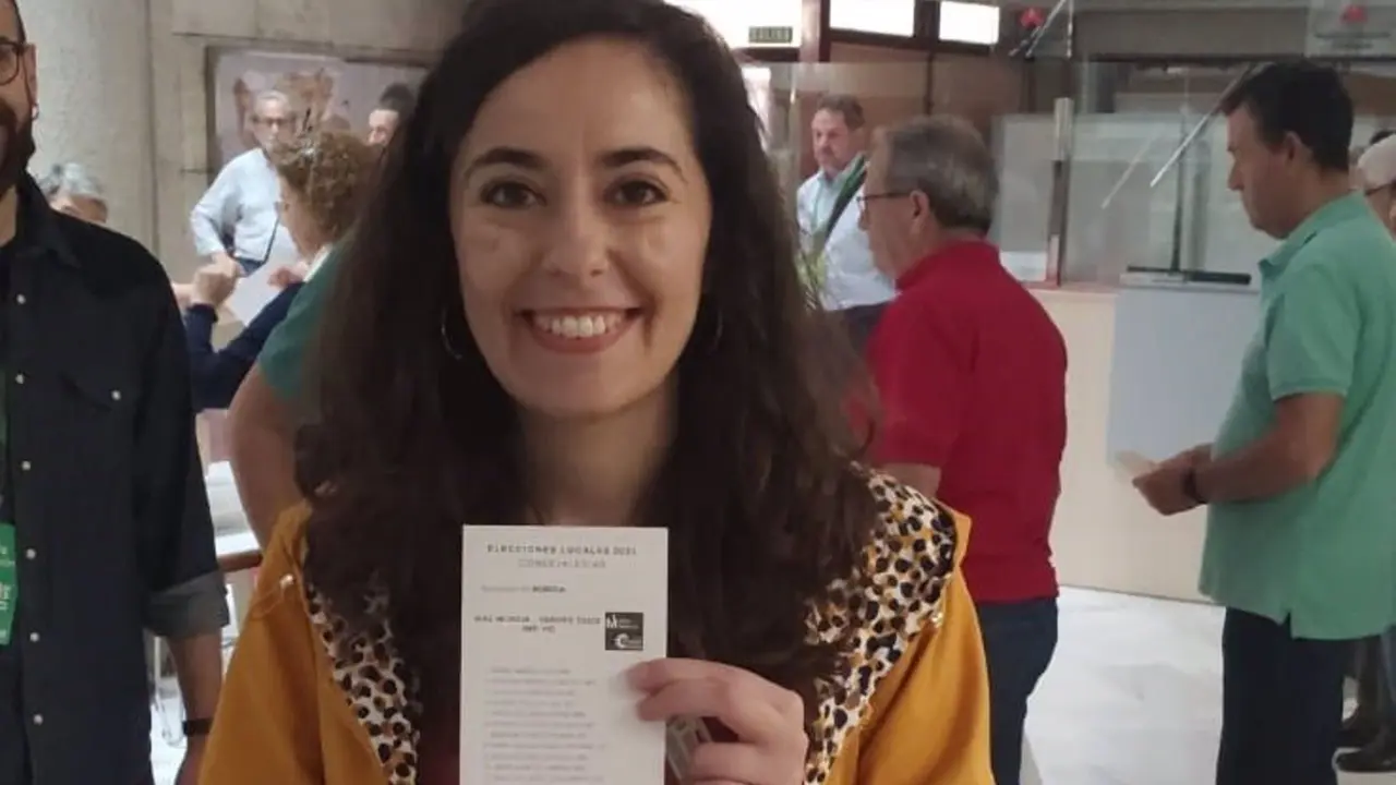 Helena Vidal muestra su voto
