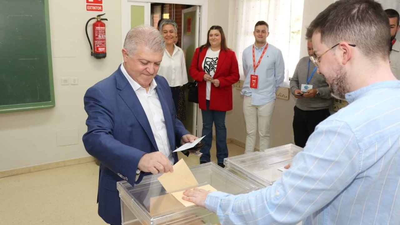 José Vélez ejerce su derecho a voto en Calasparra