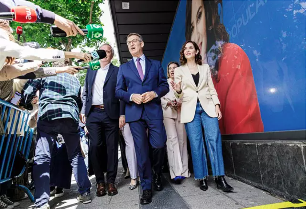 El presidente del Partido Popular, Alberto Núñez Feijóo, atiende a medios a su llegada a la Junta Directiva del PP, en la sede de Génova (foto: Europa Press)
