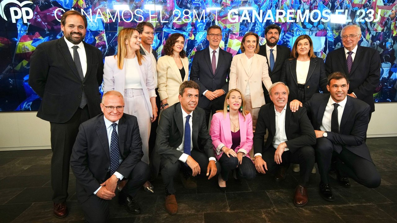 López Miras (de pie, 3º por la derecha) junto a Feijóo, Cuca Gamarra y el resto de candidatos autonómicos que este domingo han ganado sus elecciones