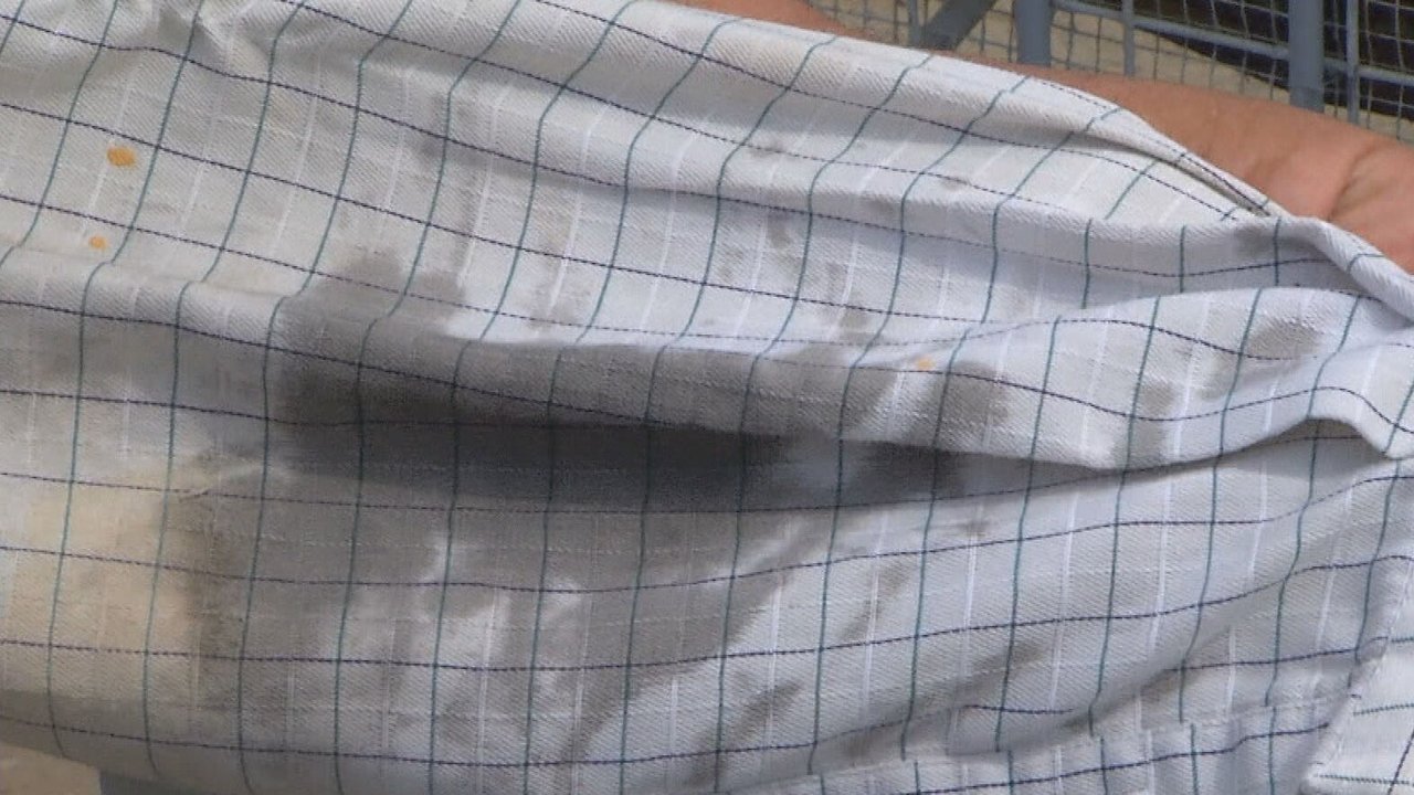 La manga de a camisa de un vecino de La Huerta de Arriba (Molina de Segura), manchada de fuel (foto: La 7)