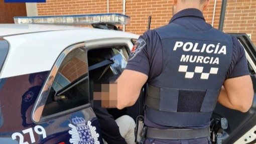 Uno de los agentes de la Policía Local de Murcia junto al detenido por amenazar a una mujer en Centrofama (foto: Policía Local de Murcia)