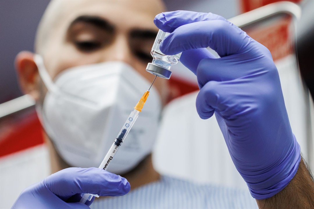Un enfermero prepara una inyección de la vacuna de la dosis Moderna contra el coronavirus - Alejandro Martínez Vélez - Europa Press - Archivo