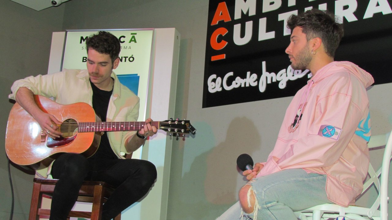 Blas Cantó, junto a su guitarrista, en El Corte Inglés