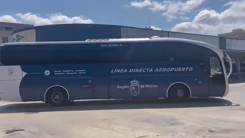 Horarios de las líneas de autobús que ha puesto en marcha la Región de Murcia y que conecta las ciudades de Murcia y Cartagena con el Aeropuerto Internacional de la Región de Murcia (foto: @Fomento_RM