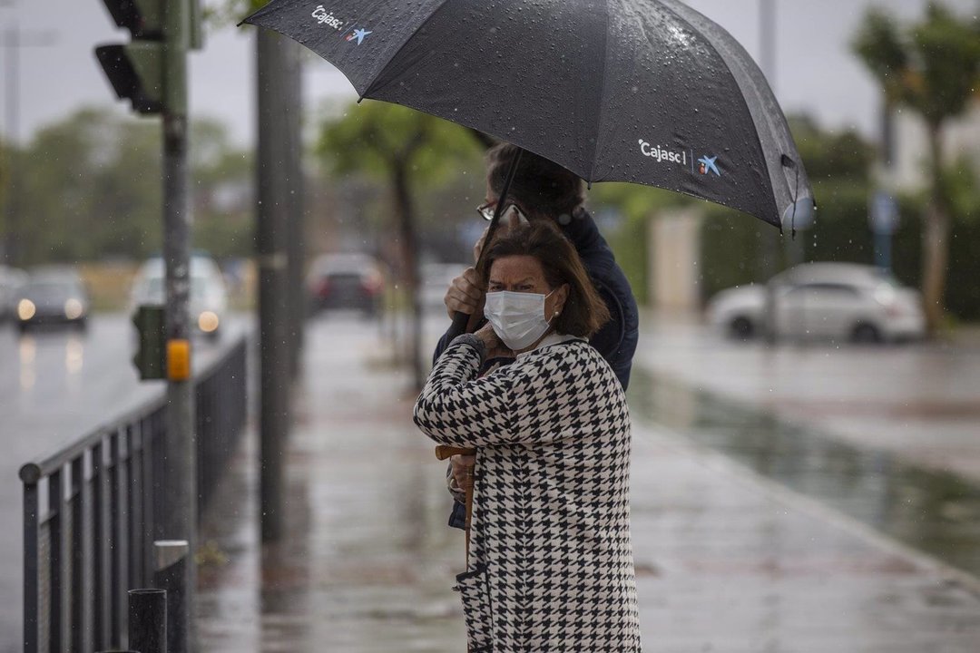 Dos personas sujetan un paraguas durante una tormenta (foto: Europa Press)