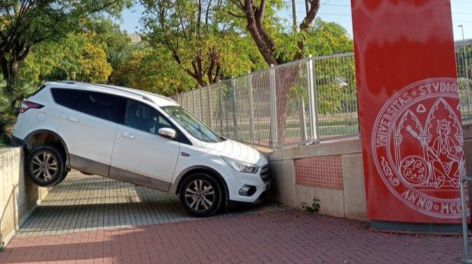 Imagen viral del vehículo que accidentado en el Campus de Espinardo de la UMU (foto: @Pacolectivizar/Twitter)