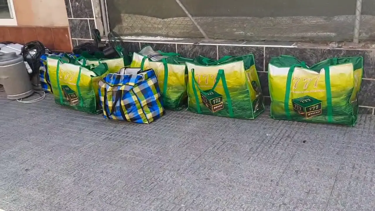 Bolsas de marihuana incautadas en la pedan&iacute;a murciana de Beniaj&aacute;n (foto: Alejo. J. Lucas)