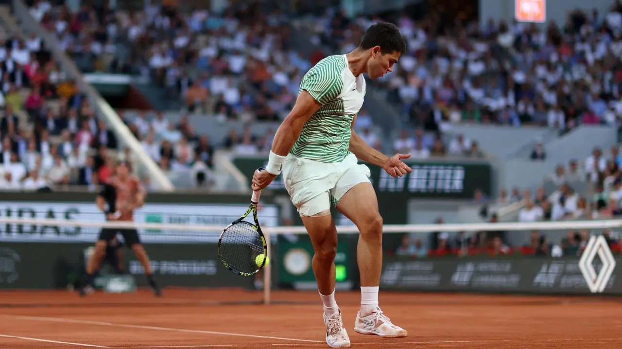 Carlos Alcaraz devuelve la bola ante Tsitsipas