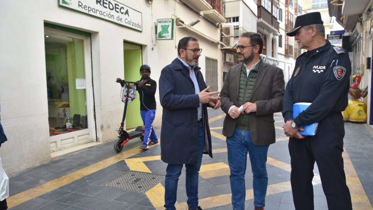 El alcalde de Lorca en funciones, Diego José Mateos, y el concejal de Seguridad Ciudadana en funciones, José Luis Ruiz Guillén, junto a un agente de la Policía Local