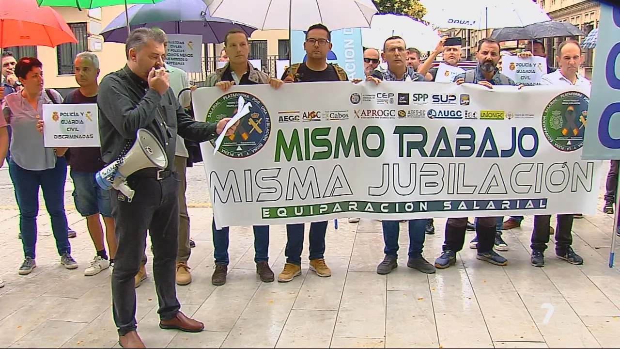 Protestas de la Polic&iacute;a Nacional y la Guardia Civil en Murcia por la equiparaci&oacute;n de las condiciones laborales (foto: La 7)