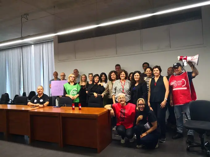 Los funcionarios encerrados en la Ciudad de la Justicia de Murcia (foto: Twitter/@