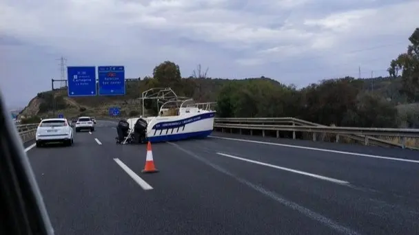 Un barco en medio de la calzada a la altura del Puerto de la Cadena (foto: Twitter)