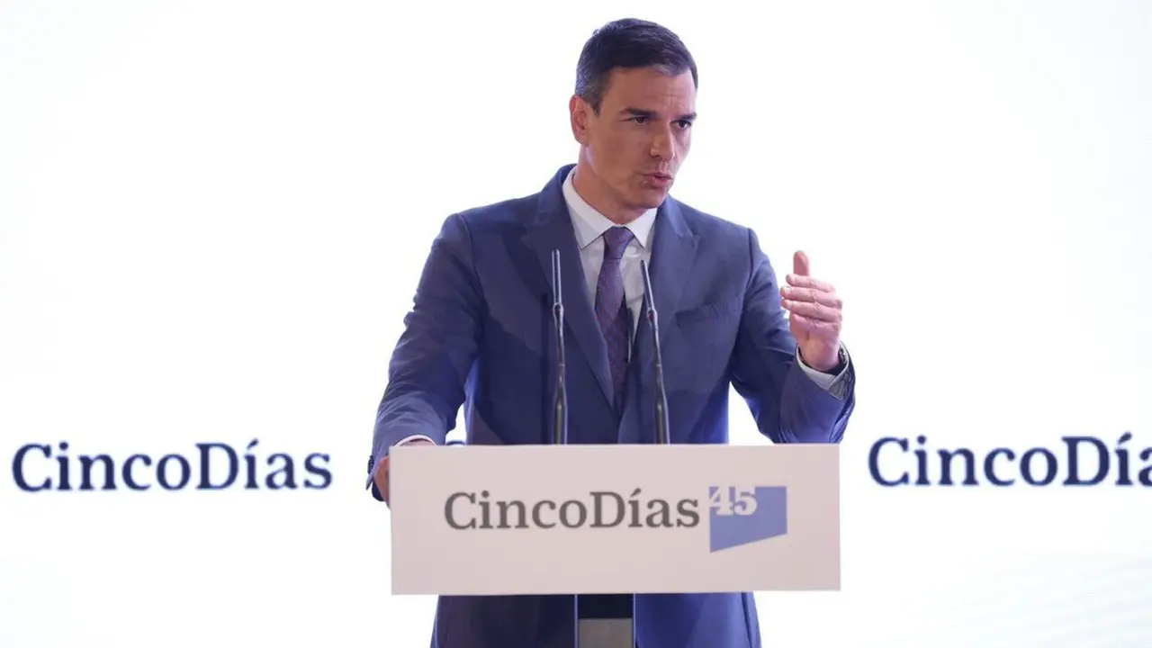 Pedro S&aacute;nchez, durante su intervenci&oacute;n en el acto de celebraci&oacute;n del 45&ordm; aniversario del peri&oacute;dico econ&oacute;mico Cinco D&iacute;as en el Teatro Real, en Madrid.
