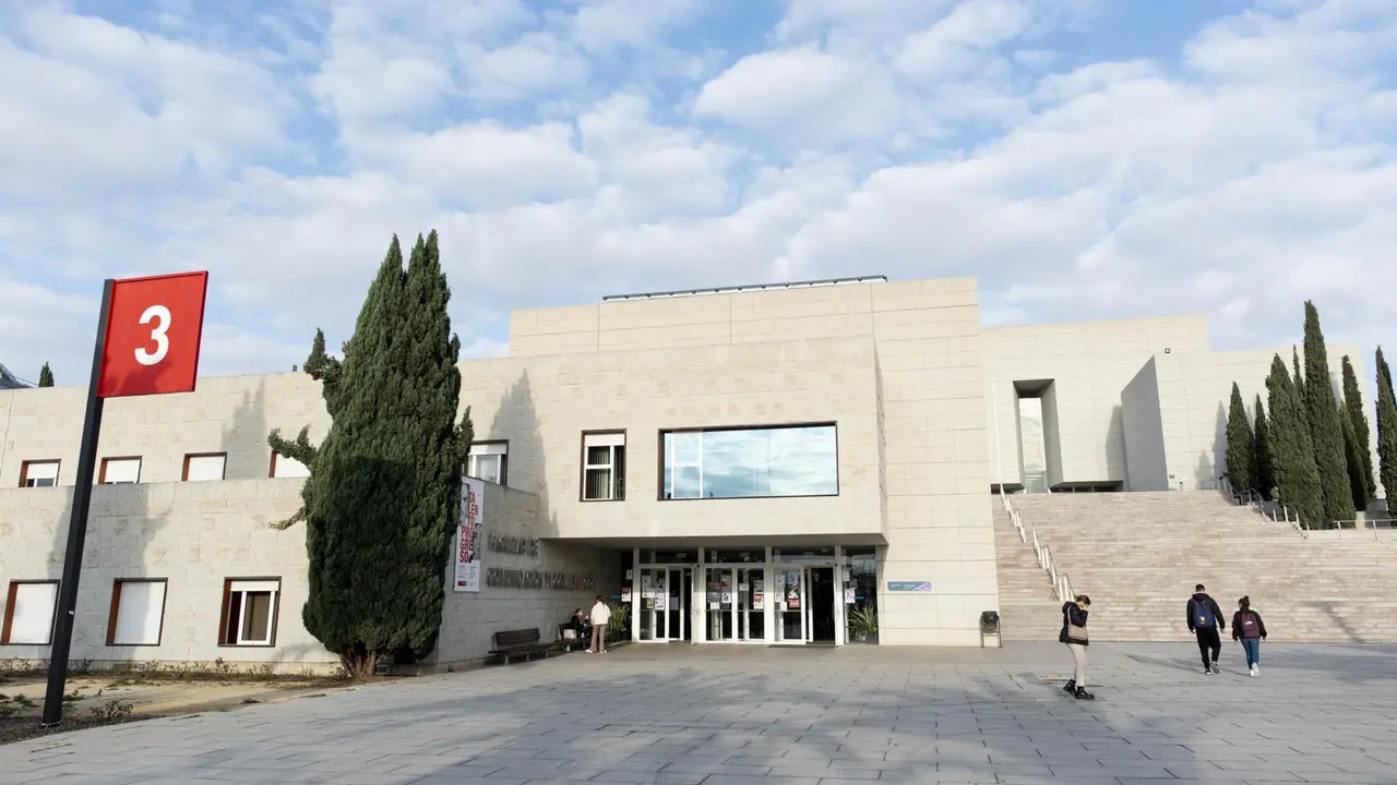 Fachada de la Facultad de Comunicaci&oacute;n y Documentaci&oacute;n de la Universidad de Murcia (UMU)