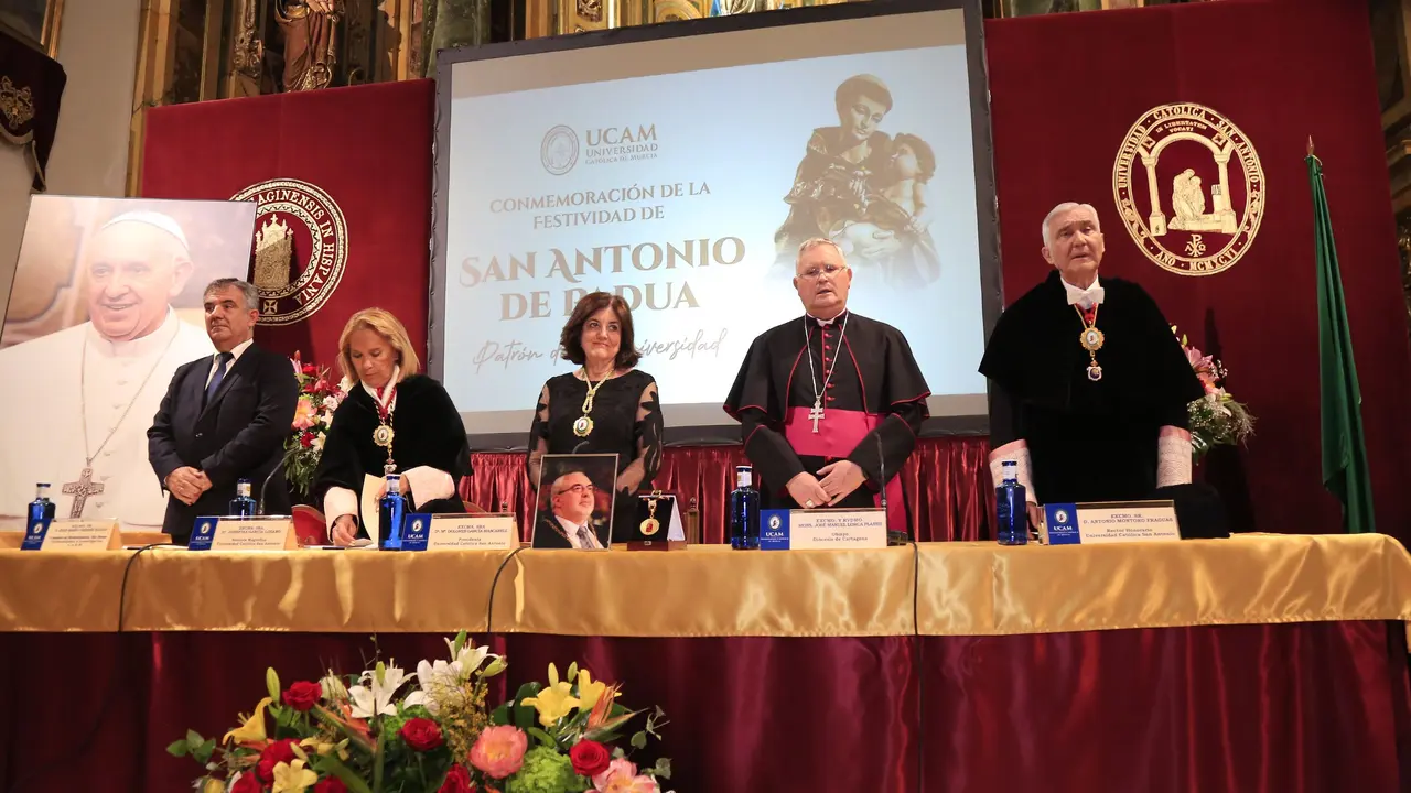De izq. a der., el consejero Juan Mar&iacute;a V&aacute;zquez, la rectora Josefina Garc&iacute;a, la presidenta de la UCAM Mar&iacute;a Dolores Garc&iacute;a, el obispo Lorca Planes y el rector honorario, Antonio Montoro
