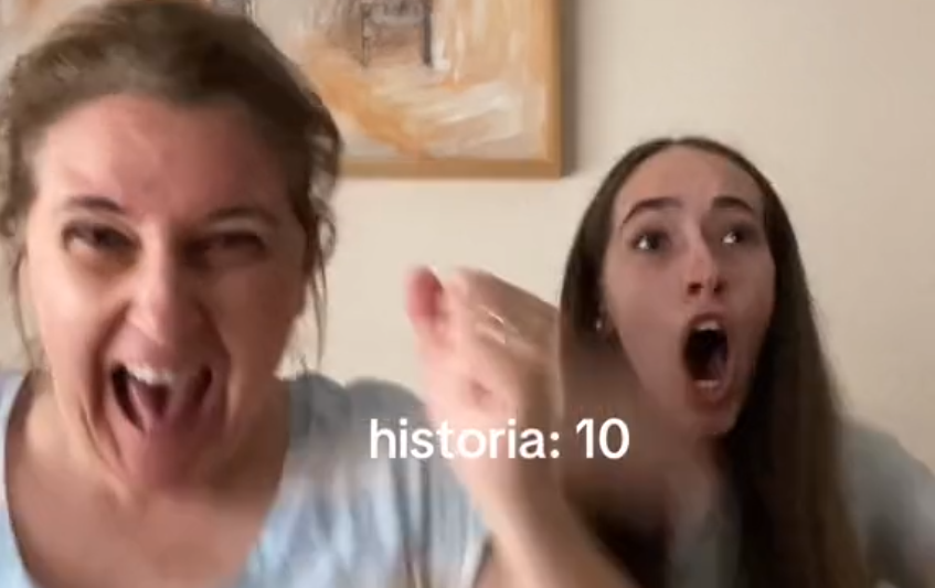 Fragmento de la reacción de una joven de Murcia al conocer su notas de la EBAU, junto a su madre (foto: TikTok)