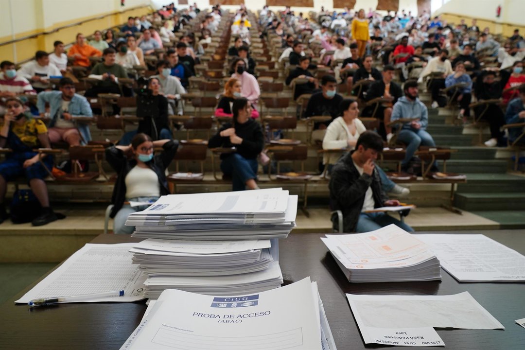 Estudiantes esperan antes de comenzar las pruebas de acceso a la universidad (foto: Europa Press)