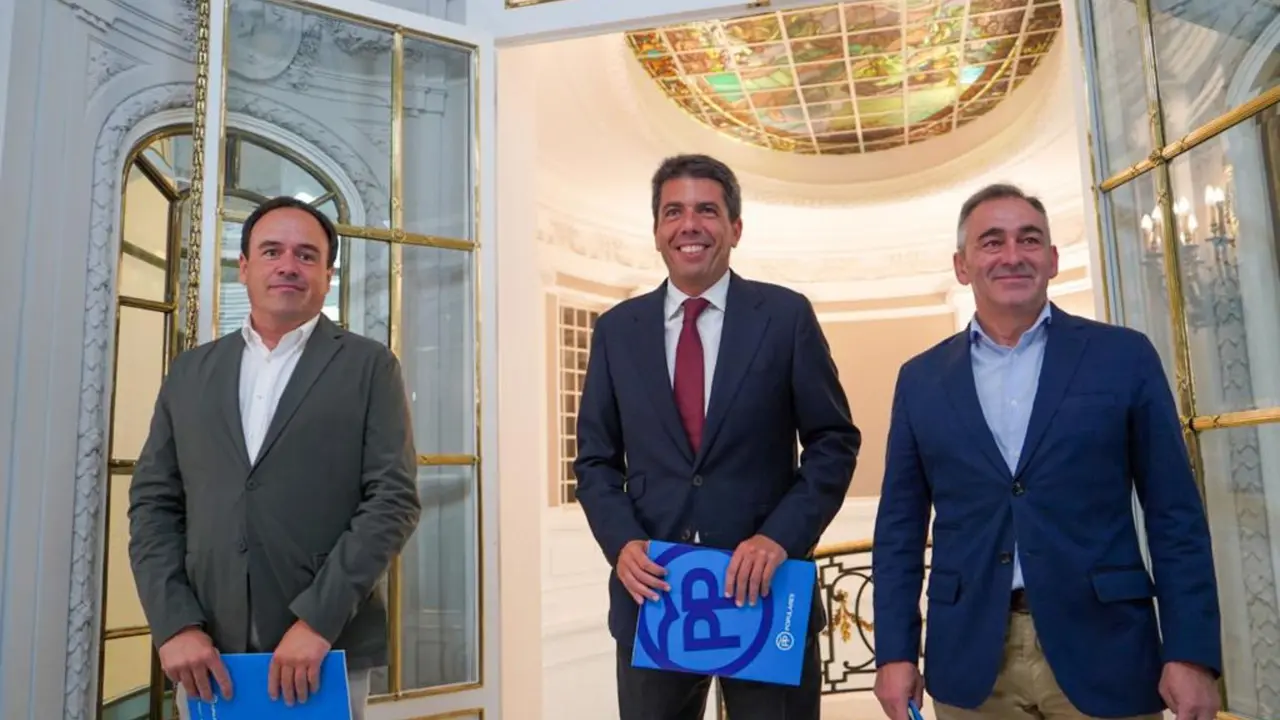 Carlos Maz&oacute;n, en el centro de la imagen