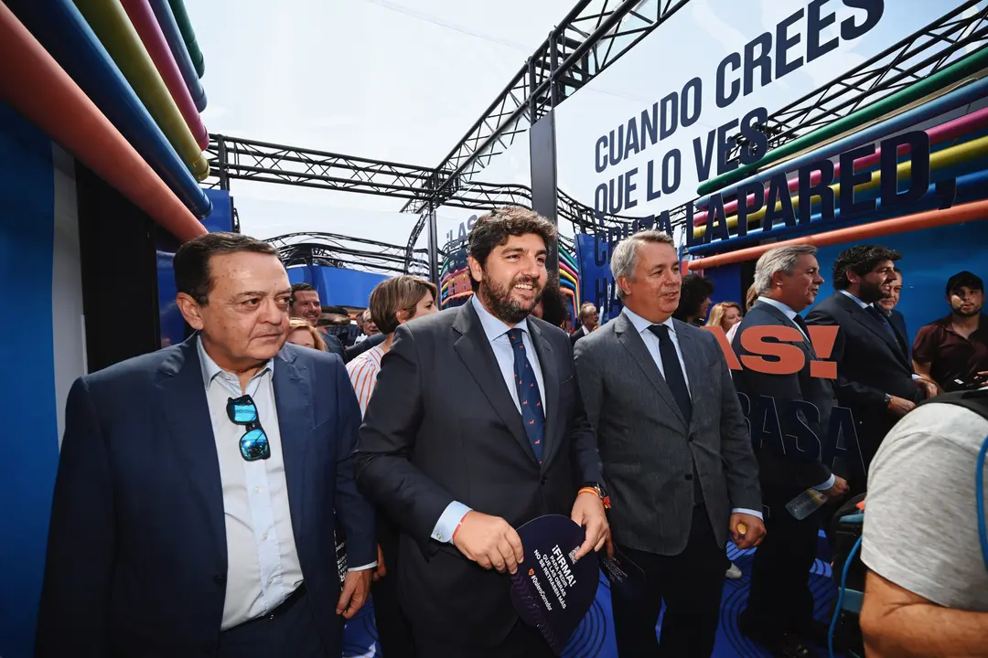 (De Izq. a dcha.) Jos&eacute; Mar&iacute;a Albarrac&iacute;n, presidente de CROEM; Fernando L&oacute;pez Miras, presidente en funciones de la Regi&oacute;n de Murcia; director de AVE, Diego Lorente (foto: CARM)