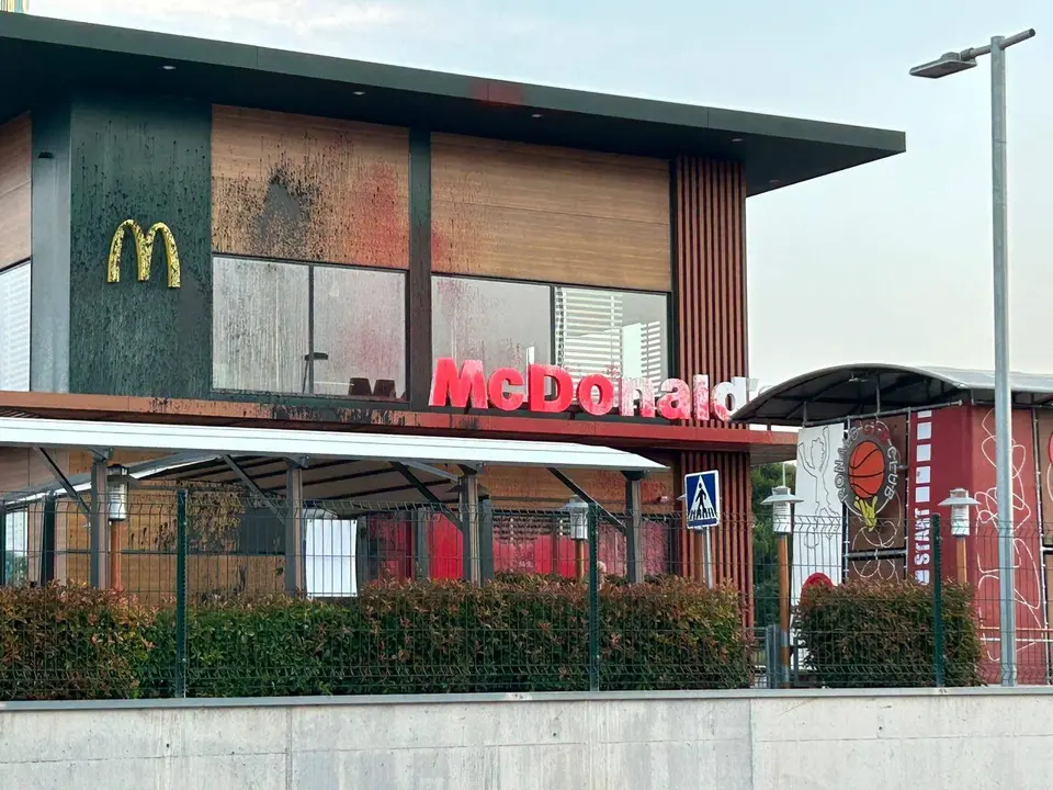 La fachada del McDonald&acute;s situado en la avenida Juan de Borb&oacute;n con machas de pintura en la ma&ntilde;ana de este martes (foto: La 7)
