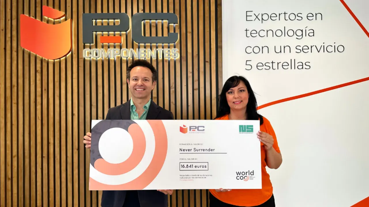 Alberto Gonz&aacute;lez-Costea, Presidente de Never Surrender y Carmen L&oacute;pez, Store Manager de PcComponentes