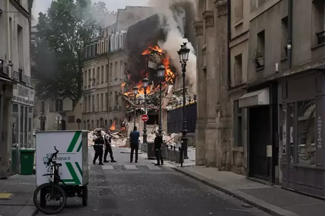 Edificio Place Alphonse-Laveran en Paris despu&eacute;s de la explosi&oacute;n de gas (foto: Europa Press)