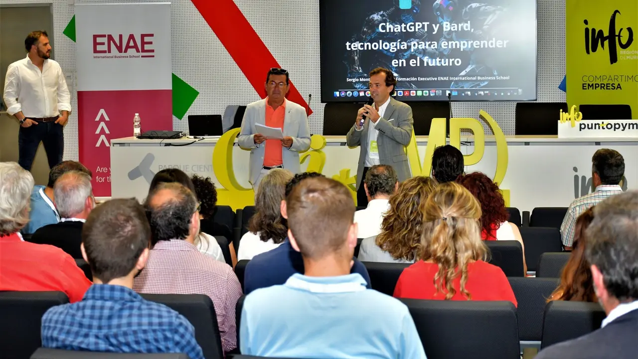 Los trabajadores del INFO Jos&eacute; Antonio Guti&eacute;rrez y &Aacute;lvaro Armada (de izq. a der., en el centro) presentan la conferencia de Sergio Montes (a la izquierda de la imagen)