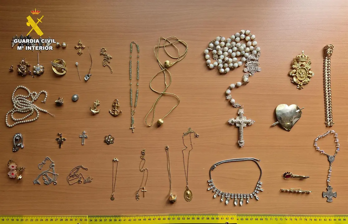 Objetos procedetes de delitos de robo con fuerza en las cosas, principalmente en lugares de culto, farmacias, estaciones de servicio (foto: Guardia Civil)