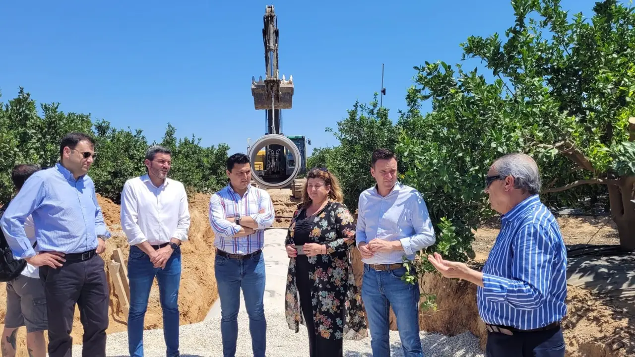 El consejero en funciones, Antonio Luengo, y el alcalde, Jos&eacute; Miguel Luengo, durante su visita a las obras de los colectores norte y sur de San Javier (foto: CARM)