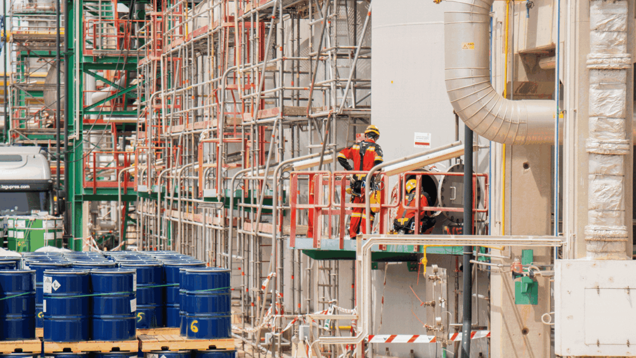 Distintas im&aacute;genes de la parada por mantenimiento en la factor&iacute;a Repsol de Cartagena