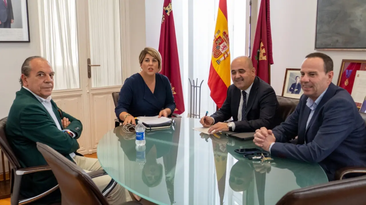 La alcaldesa, Noelia Arroyo, con representantes de la C&aacute;mara de Comercio.