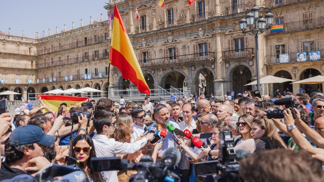 Abascal, rodeado de periodistas, en Salamanca