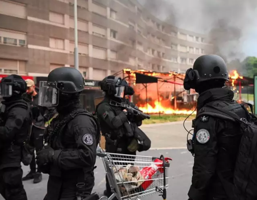 Agentes de la Policía de Francia en las protestas contra la violencia policial (foto: Europa Press)